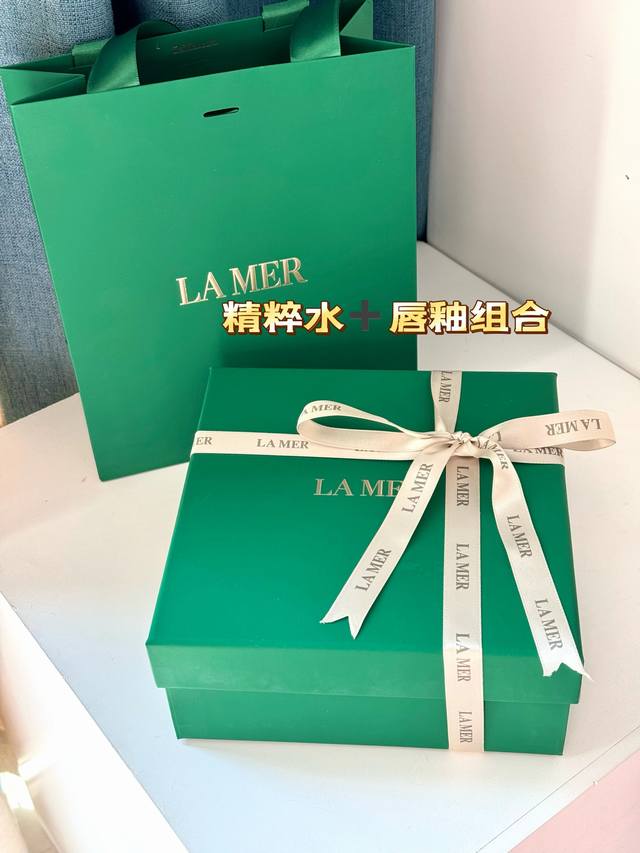 礼盒不优惠 ！ 配手提袋 海蓝之谜精粹水唇蜜组合套装！ DDD 掌柜重磅推荐给大家！正儿八经的渠D货源！买到即是赚到！每盒都带全球购防伪贴，防伪贴刮开涂层扫码查