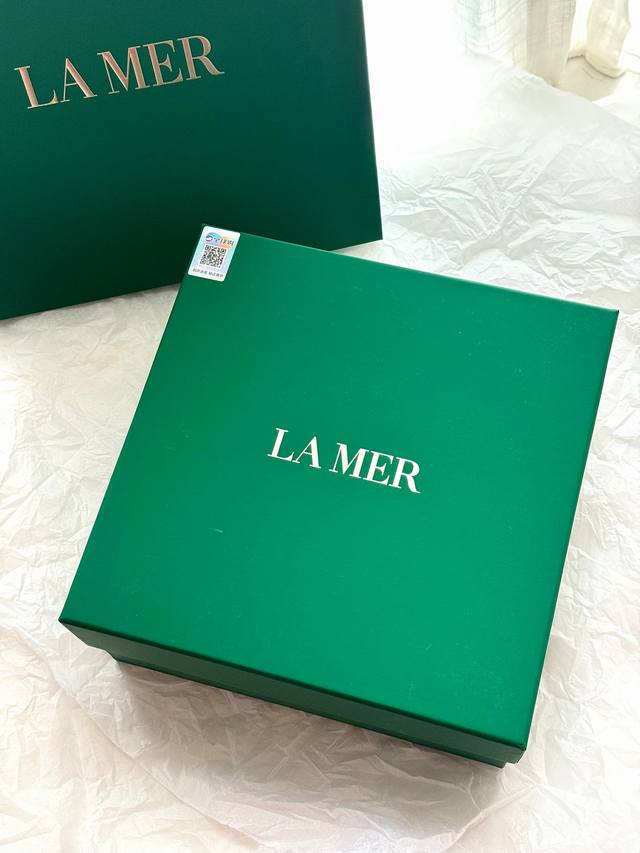 礼盒不优惠 ！ 配手提袋 海蓝之谜尊享两件套！ DDD 掌柜重磅推荐给大家！正儿八经的渠D货源！买到即是赚到！每盒都带全球购防伪贴，防伪贴刮开涂层扫码查询输入串