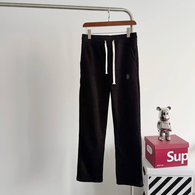 Stone Island 石头岛限定麦穗纹加绒加厚休闲裤 DDD 在都市的繁忙节奏与户外的活力召唤间，你是否一直在寻觅一款能无缝切换生活场景的神裤？石头岛这款男