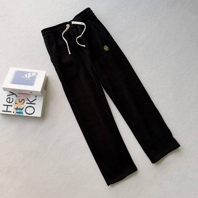 Stone Island 石头岛限定麦穗纹加绒加厚休闲裤 DDD 在都市的繁忙节奏与户外的活力召唤间，你是否一直在寻觅一款能无缝切换生活场景的神裤？石头岛这款男