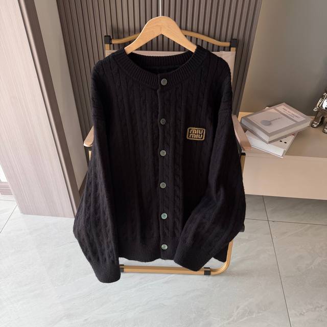Miumiu 缪缪开衫针织衫毛衣 DDD 这款真的火啊 各大明星博主都在穿 看起来简简单单 上身真的不要太好看 标志性的小Logo格外亮眼 极简主义风格 慵懒随