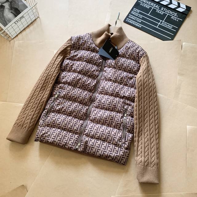 特价 DDD Fendi 芬迪 Ff老花满印针织袖羽绒服 DDD 定制高密压光锦纶面料，填充新国标90白鸭绒，充绒 DDD 饱满轻盈保暖，触感如云柔贴肤。一面满