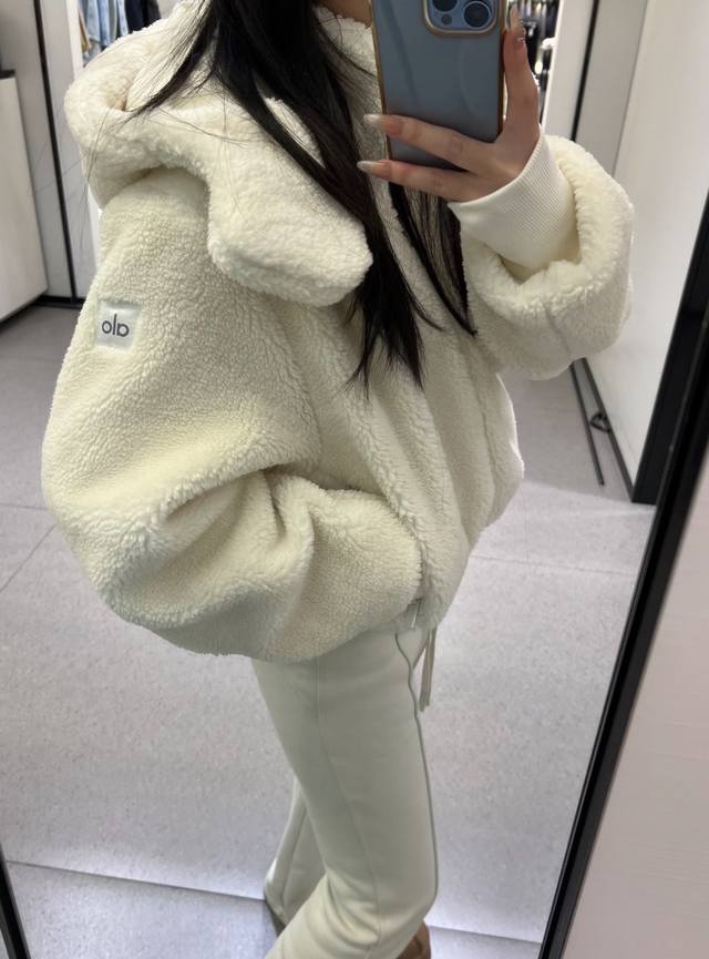 特价 DDD 连帽羊羔外套 DDD 黑色真的好酷 高级又显瘦 DDD 黑色百搭很老钱风 DDD 羊羔绒保暖舒适 DDD 白色 DDD 冬天氛围感的扛把子 DDD