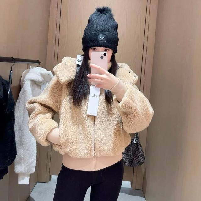 特价 DDD Alo 泰迪熊三色连帽外套 DDD 这一件不要太软萌太可爱哦！ DDD 满足姐妹们对美和暖的诉求 DDD 反正我已经是沦陷的了～ DDD 颜色：黑