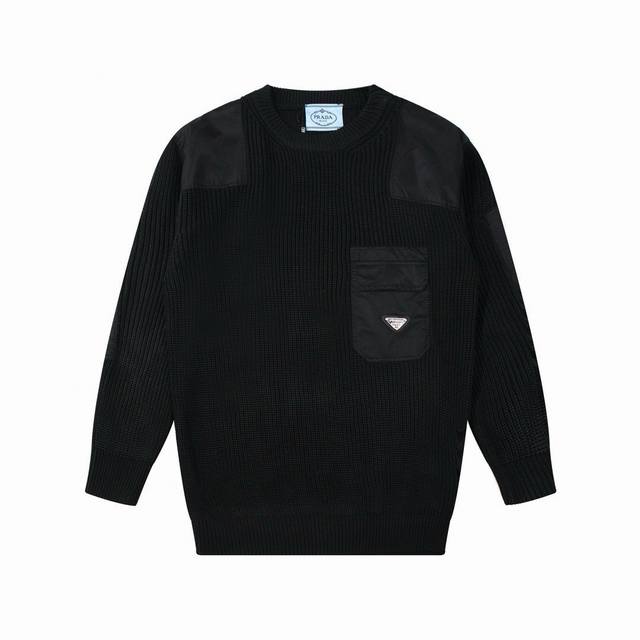 Prada普拉达口袋倒三角字母Logo拼接圆领针织毛衣 DDD 这款拼接毛衣也太酷了吧 搭配珐琅三角标经典又高级 DDD 这件毛衣真的很百搭 无论是单穿还是还是