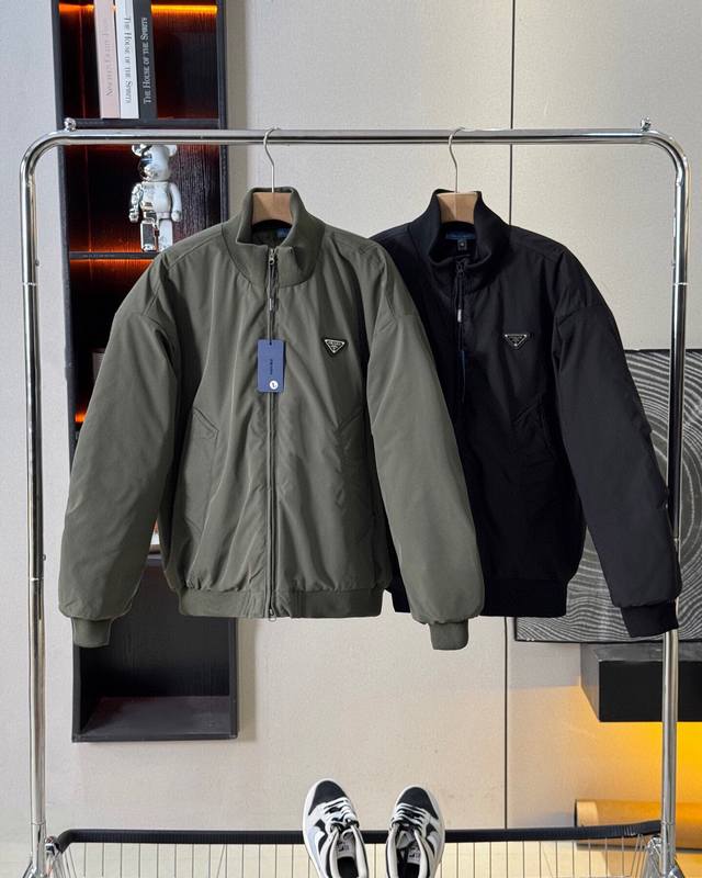 Prada 普拉达25Ss秋冬新款胸前金属三角标Logo立领飞行夹克棒球棉服，男女同款 日常通勤穿搭必备时尚单品 DDD 高纯度羽绒棉 ，填充饱满立体 机械充绒
