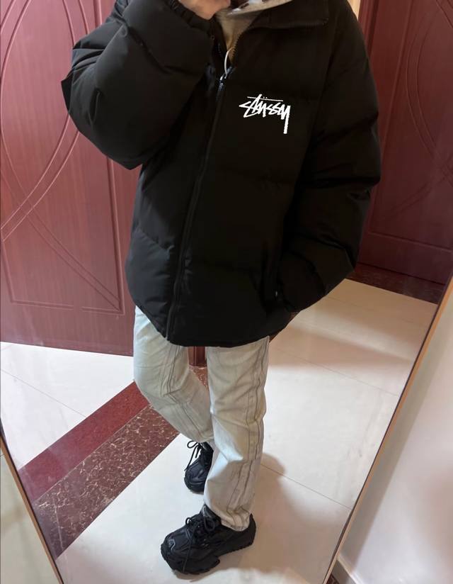 Stussy 斯图西宽松羽绒棉衣棉服立领面包服 DDD 高品质羽绒棉服系列 DDD 面料采用柔软牛津 搭配750新疆羽绒棉高密度充绒 温暖舒适 宽松版型 提升运