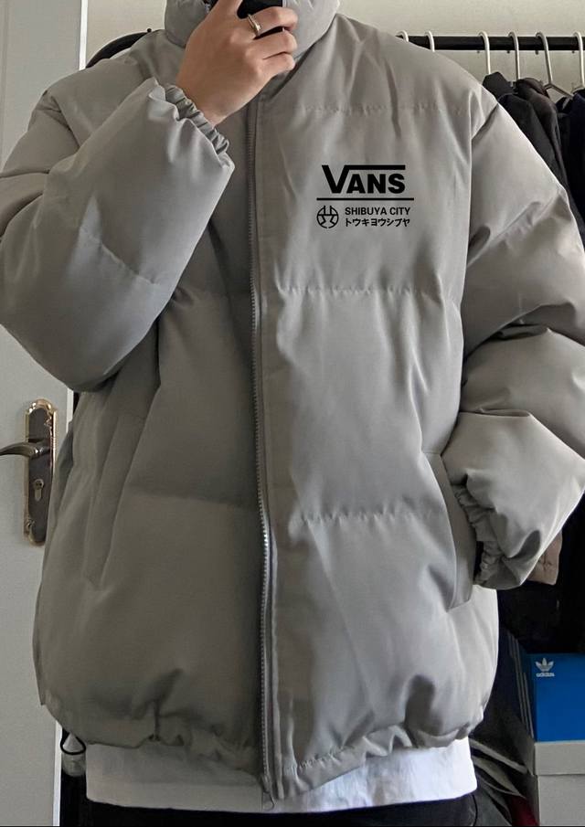 Vans万斯涩谷城市限定日系宽松羽绒棉衣棉服立领面包服 DDD 高品质羽绒棉服系列 DDD 面料采用柔软牛津 搭配750新疆羽绒棉高密度充绒 温暖舒适 宽松版型