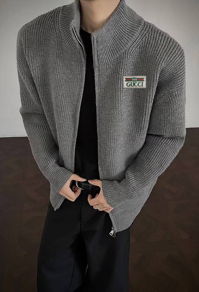 高克重毛衣外套 DDD Gucci古驰新款开衫毛衣外套 DDD 高克重加厚款，超级保暖，上身高端有质感，版型宽松而显瘦，面料舒适亲肤，双拉链设计，可上下随意打开