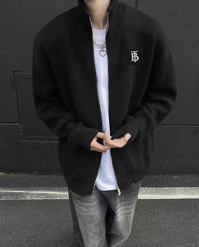 高克重毛衣外套 DDD Burberry 巴宝莉特新款开衫毛衣外套 DDD 高克重加厚款，超级保暖，上身高端有质感，版型宽松而显瘦，面料舒适亲肤，双拉链设计，可