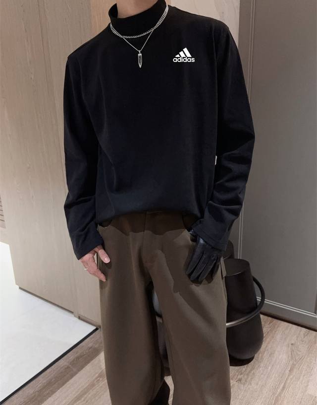 双面德绒打底衫 DDD Adidas 阿迪达斯经典双面磨毛德绒半高领长袖打底衫 DDD 给大家带来一款既显瘦又不紧绷的弹力打底衫，在显瘦保暖舒适的同时，摆脱传统