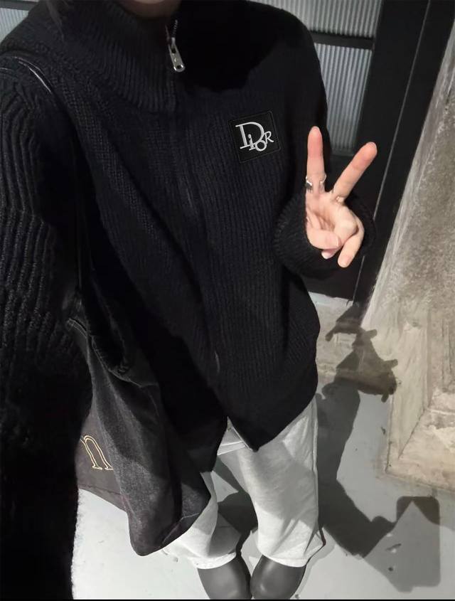 高克重毛衣外套 DDD Dior 迪奥新款开衫毛衣外套 DDD 高克重加厚款，超级保暖，上身高端有质感，版型宽松而显瘦，面料舒适亲肤，双拉链设计，可上下随意打开