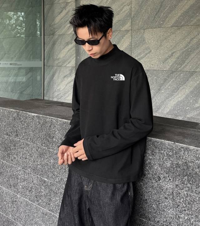 双面德绒打底衫 DDD The North Face 北面双面磨毛德绒半高领长袖打底衫 DDD 给大家带来一款既显瘦又不紧绷的弹力打底衫，在显瘦保暖舒适的同时，