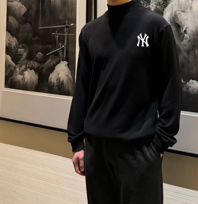 双面德绒打底衫 DDD Mlb-Ny双面磨毛德绒半高领长袖打底衫 DDD 给大家带来一款既显瘦又不紧绷的弹力打底衫，在显瘦保暖舒适的同时，摆脱传统保暖衣的臃肿显