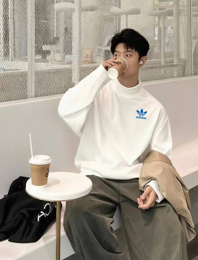 双面德绒打底衫 DDD Adidas阿迪达斯三叶草双面磨毛德绒半高领长袖打底衫 DDD 给大家带来一款既显瘦又不紧绷的弹力打底衫，在显瘦保暖舒适的同时，摆脱传统