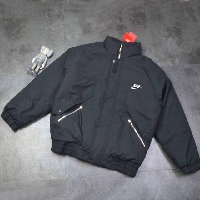 Nike 耐克棉衣，立领加厚保暖棉夹克 ，独家爆款，冬季衣橱必备的一款人气棉衣，夹克式拉链棉衣 上身超级好看！ 纯天然手塞羽绒棉填充，每个部分充棉饱满 给人温暖