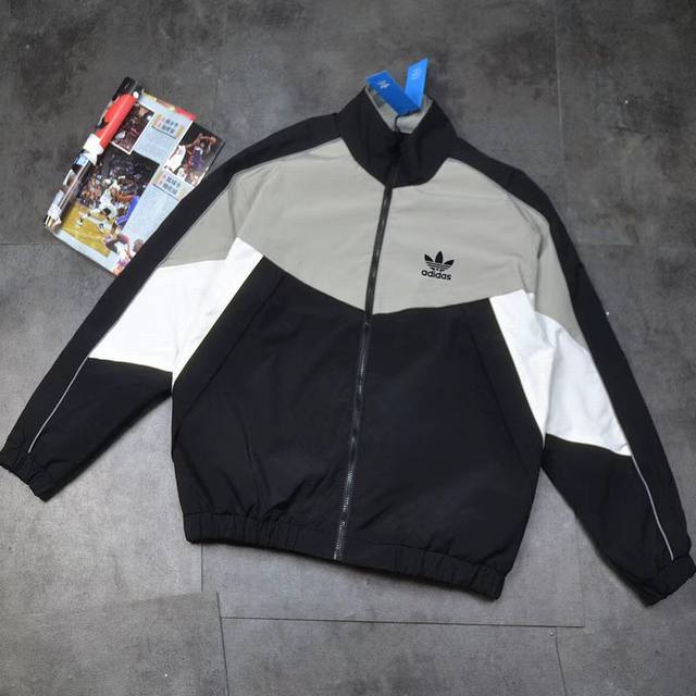 Adidas阿迪达斯2026年春款三叶草立领外套男士运动服情侣款拼色男女同款男女外套！宽松版型夹克青年外套宽松版型学院风轻松驾驭 Adidas阿迪达斯外套春季新