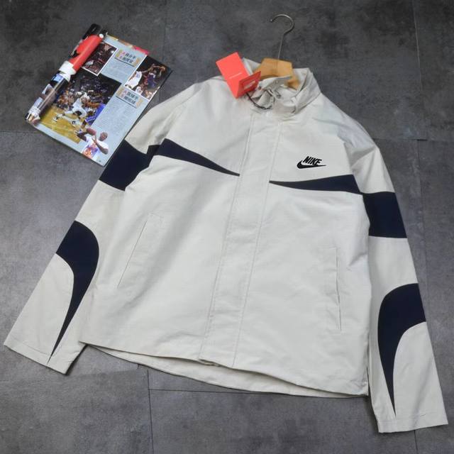 耐克 Nike立领派扣外套男款Nike开衫立领运动夹克衫 DDD 2026Ss春季新款开衫夹克外套 运动拼色立领夹克 百搭时尚潮流款 后背侧边拼接色风格 超级透