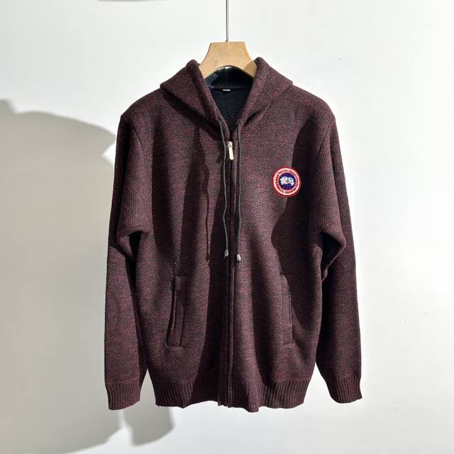 大鹅加绒连帽开衫高端狠货！新款 男士限量版羊毛衫上衣！紧致的做工！真心不错！ 这个羊毛衫做工真心的屌！专柜四位数了！经典简约大方！冬季男装简约新品，高档针织羊毛