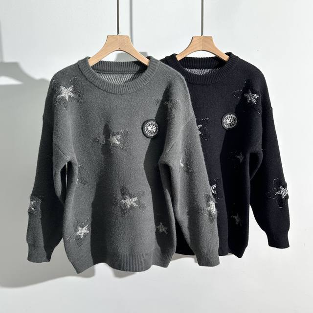 大鹅星星毛衣｜软糯星光，穿在身上的温柔诗篇 DDD 精选优质棉绒混纺面料，触感软糯亲肤，带来云朵般包裹感。立体星星提花图案，错落分布焕发灵动，宽松慵懒版型巧妙藏