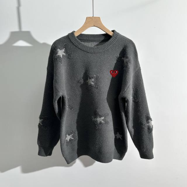 川久星星毛衣｜软糯星光，穿在身上的温柔诗篇 DDD 精选优质棉绒混纺面料，触感软糯亲肤，带来云朵般包裹感。立体星星提花图案，错落分布焕发灵动，宽松慵懒版型巧妙藏