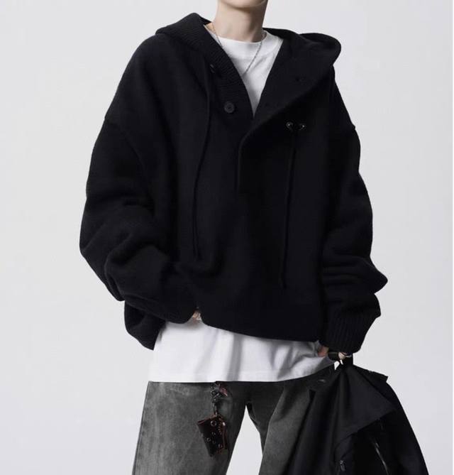 Prada 普拉达 新款大兜帽连帽高街慵懒风套头半开衫针织衫毛衣外套 DDD 全网首发 P家今年相当火的一款半开衫毛衣外套 大兜帽大帽檐螺纹门襟 穿上氛围感十足