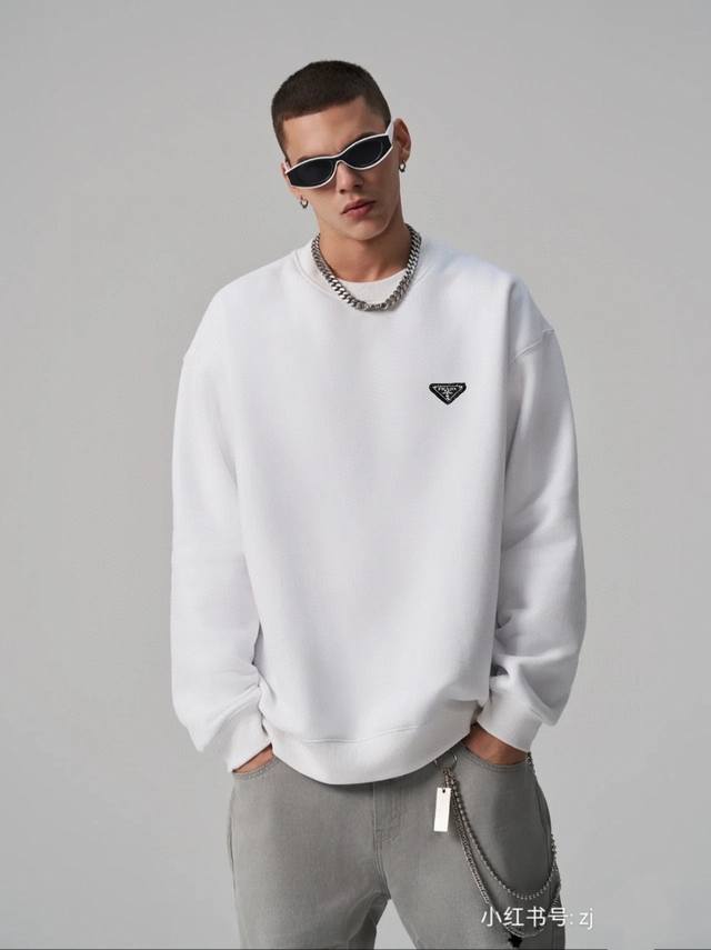 加绒卫衣 DDD #Prada 普拉达 经典金属三角皮标加绒加厚银狐绒圆领卫衣情侣款 DDD Prada一直走的是低调奢华路线，简约的才是永恒的！专柜品质！ D