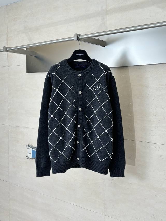 Lv 路易 Ss26 棱形格纹手工串珠针织圆领开衫 DDD Size：S M L Xl DDD