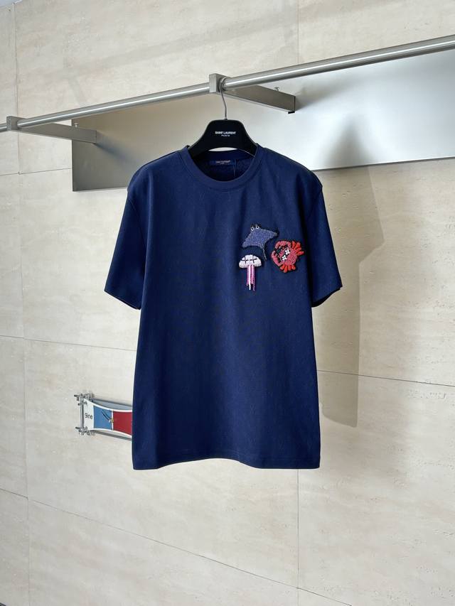 Lv 路易 春夏限定Monogram暗纹满印提花海洋串珠短袖T恤 DDD 原版定织面料 胸口海洋生物都是通过手工串珠的方式制作而成，每一只小动物都饱满立体，工艺