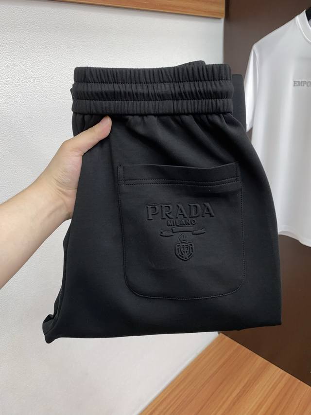 普拉达 专柜新品同步上市。原单订制高品质时尚休闲裤。超级百搭款。独家定制面料，手感细腻柔软，贴身舒适，上身超有型！原版定制专柜最新五金辅料。超靓版型、上身显腿修