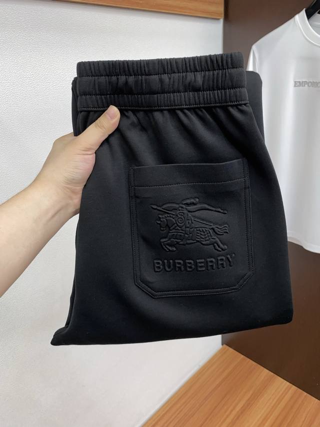 巴宝莉 专柜新品同步上市。原单订制高品质时尚休闲裤。超级百搭款。独家定制面料，手感细腻柔软，贴身舒适，上身超有型！原版定制专柜最新五金辅料。超靓版型、上身显腿修