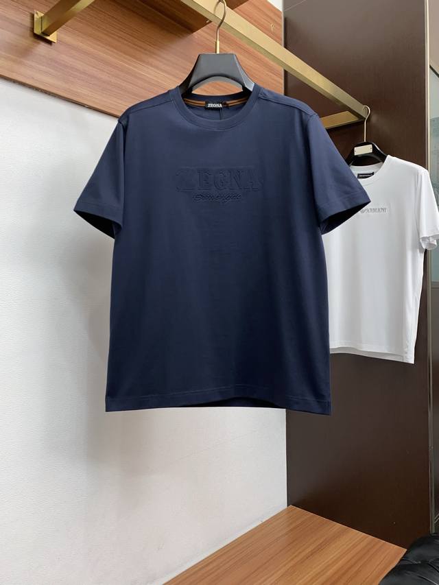 杰尼亚 26Ss早春短袖T恤甄选软糯亲肤100支丝光棉面料制成，标准版圆领短袖裁剪，更适合日常穿着。简约不失设计感Logo巧妙结合，适合打造休闲率性的现代都市感