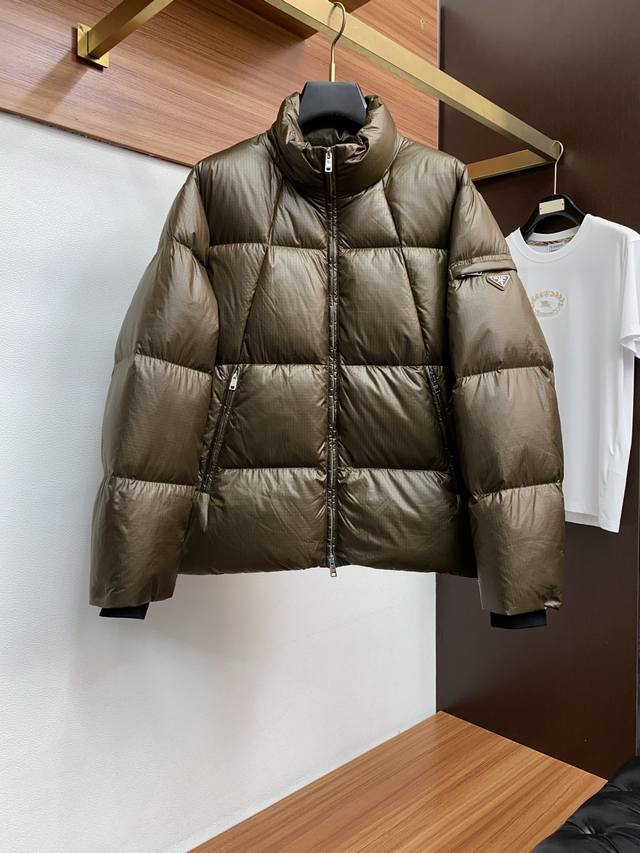 支持年后 普拉达 25秋冬男士时尚羽绒服 DDD 轻奢时尚休闲风格，轻盈保暖柔软！低调系列时尚百搭，就是有型！香港贸易订单款，超级种草的神仙单品！作为大家都要仰