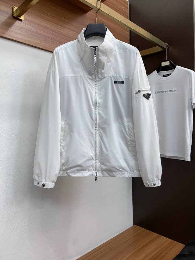 支持年后 普拉达 2026春夏新款男士休闲定制夹克外套。穿上简约干练的休闲外套，瞬间重回时髦霸气，又是活力满满的状态。史前最流行的拉链设计，面料全部需要定制，奢