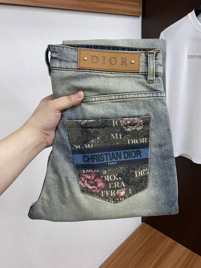 支持年后 迪奥 2026Ss春夏新款修身小直筒牛仔裤 完美洗水工艺 定制顶级五金Logo 独家定制微弹面料 码数29-40 DDD