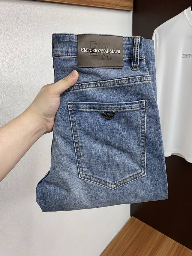 支持年后 阿玛尼 25年新款 四季牛仔裤 干净利落剪裁，都市风十足 采用精纺面料手感软糯干爽，上身效果挺括有型。五金精致，商务休闲非常好看如此众多的顶级原料，打