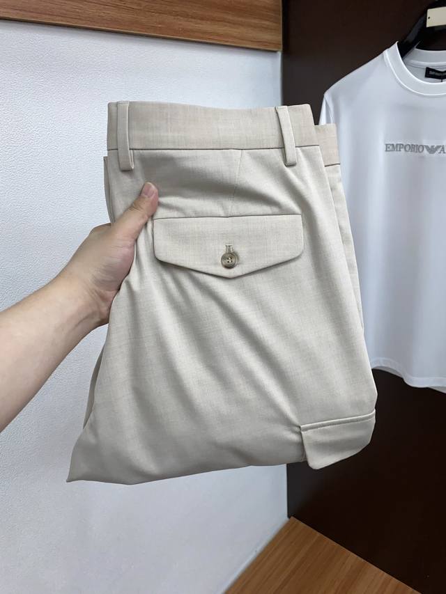 支持年后 Bc 专柜新品同步上市。原单订制高品质时尚休闲裤。超级百搭款。独家定制面料，手感细腻柔软，贴身舒适，上身超有型！原版定制专柜最新五金辅料。超靓版型、上