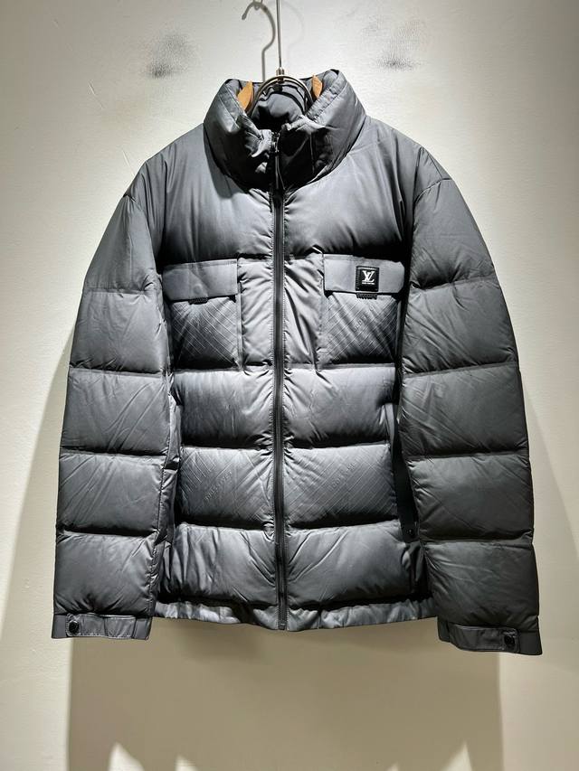 支持年后退换 Louisvuitt*路易*登 2025秋冬新品最新款羽绒外套，贸易公司渠道，同步官网发售27990Rmb！每年到秋冬季柜台都会热推的羽绒服，甚至