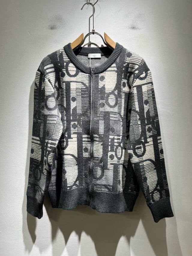 支持年后退换 Dio*迪家 2025秋冬新款男女同款针织羊毛衫，专柜同步发售！定制专属羊毛面料，从容百搭，档次极高，完美融入时尚还有风情感一款完美符合外穿的顶尖