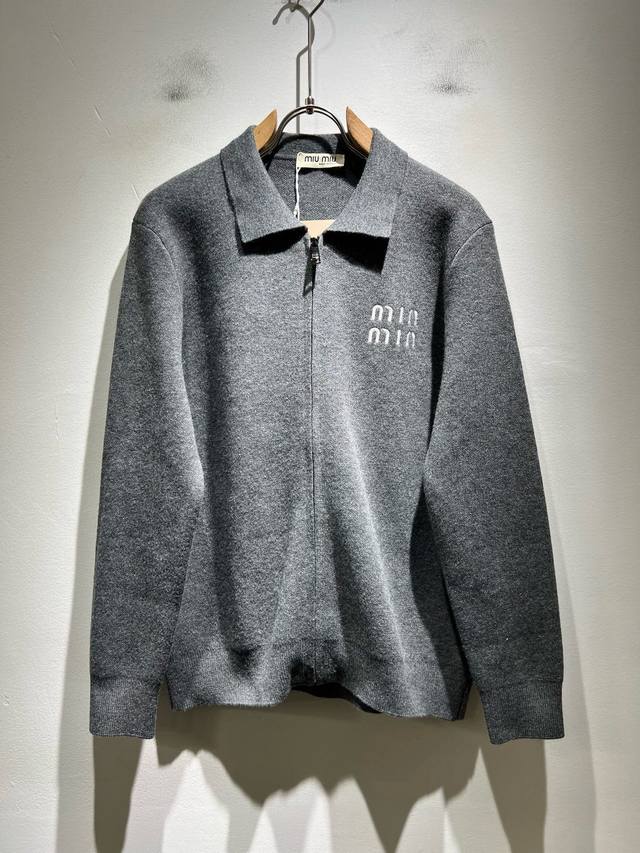 支持年后退换 Miumiu 谬谬 2025秋冬新款男女同款针织羊毛衫，品牌最新设计元素！既不单调也不复杂,恰到好处的展现品味！舒适吸汗透气根本不在话下,面料独具
