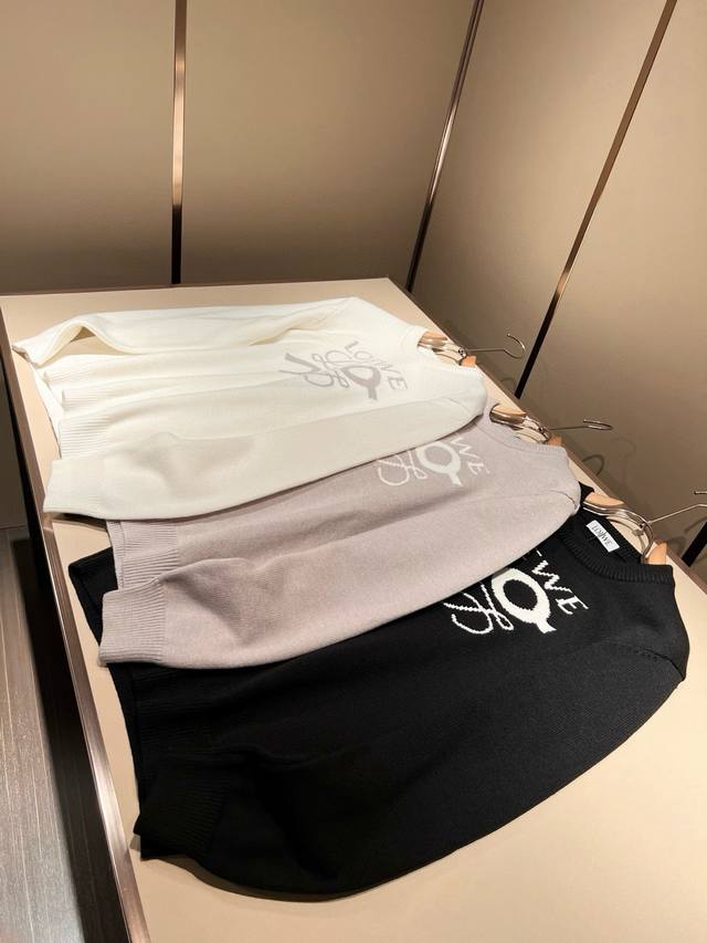 支持年后退换 Lo*We 罗*威2025秋冬新款男女同款针织羊毛衫，贸易公司渠道货，2025年最新品，官柜同步售卖，经典明星级单品！Lo*We家的皮具单品在整个