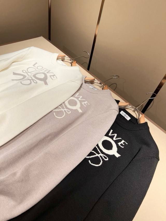 支持年后退换 Lo*We 罗*威2025秋冬新款男女同款针织羊毛衫，贸易公司渠道货，2025年最新品，官柜同步售卖，经典明星级单品！Lo*We家的皮具单品在整个