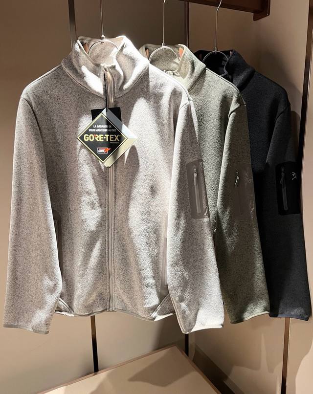 支持年后退换 Arcter*X始*祖鸟 2025秋冬新款男女同款卫衣，户外品牌可能大家第一想到的就是加拿大鹅、始祖鸟。给人一种标签试的感觉！除了在款式设计上颇有