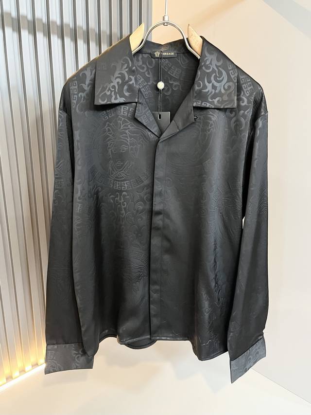 Vers*Ce 范*哲 2026春夏新品原单睡衣真丝套装Vers*Ce 范*哲 贸易公司渠道 产品 值的推荐 ，全景字母花纹Logo图案装饰极为精致凸显渐变效果