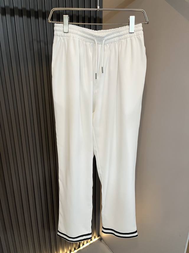 Giv*Chy 纪*希2026春夏新款男女同款休闲睡衣套装，主创时尚注入了全新时尚能量。通过探索各种题材和性感魅力，极具辨识度，引领全新街头时尚潮流。该款是G家