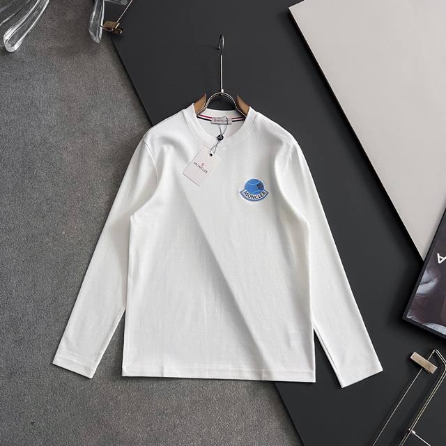 年保Mon*，2025Ss秋冬最新品打底衫狠货专柜同步有售，特级莱赛尔桑蚕丝混合锻造内织带嵌条非常高档，时尚休闲圆领长袖T恤，顶级刺绣压花工艺字母图案Logo，