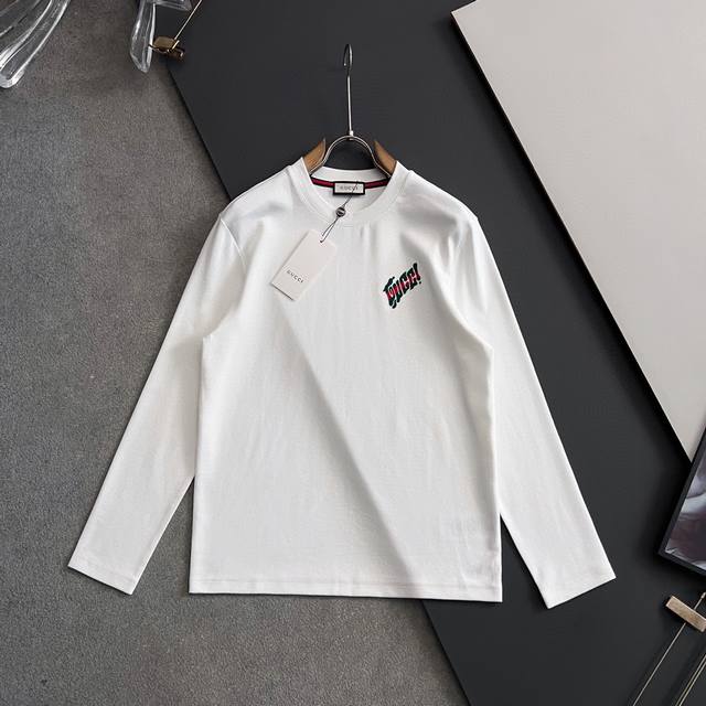 年保Gucc*，2025Ss秋冬最新品打底衫狠货专柜同步有售，特级莱赛尔桑蚕丝混合锻造内织带嵌条非常高档，时尚休闲圆领长袖T恤，顶级刺绣压花工艺字母图案Logo