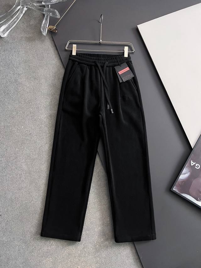 年保Zegn*2025Fw秋冬新款休闲卫裤# 舒柔双面绒钻石绒加厚面料，一件都能抵御严寒雨雪的侵袭。弹力收腰抽绳，阔腿设计，松弛又率性复古滤镜之下藏着“抗造”的