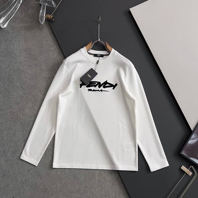 年保Fend*，2025Ss秋冬最新品打底衫狠货专柜同步有售，特级莱赛尔桑蚕丝混合锻造内织带嵌条非常高档，时尚休闲圆领长袖T恤，顶级刺绣压花工艺字母图案Logo