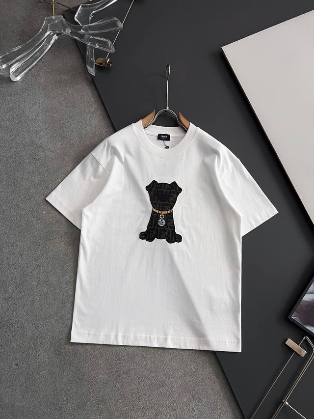 年保Fend*2026Ss最新工艺短袖280G纯棉双纱爆款现货四季系列短袖，简约基础衣橱神器， 休闲百搭必备款 做工走线质感一流，两色推荐：白色、黑色 独家版型